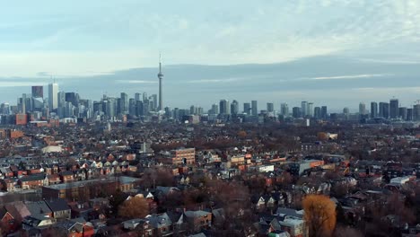 Toma-aérea-de-un-barrio-del-West-End-Toronto-a-finales-de-otoño.