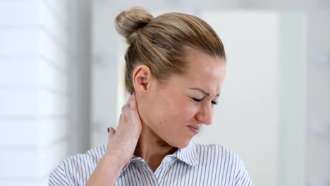 Retrato-de-mujer-cansada,-dolor-de-cuello