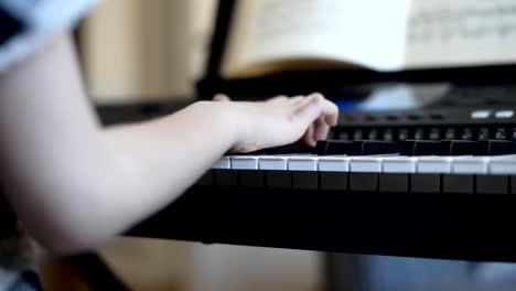 Little-girl-aprender-a-jugar-el-piano.