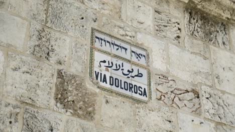 Calle-firmar-vía-Dolorosa-en-Jerusalén,-el-Santo-camino-Jesús-caminó-en-su-último-día.-Israel