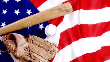 Baseball,-Baseballschläger-und-Baseball-Handschuhe-auf-eine-amerikanische-Flagge