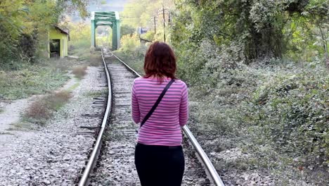 Una-chica-en-una-pista-del-ferrocarril