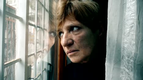 depressiv,-nachdenklichen-Reife-Frau-am-Fenster