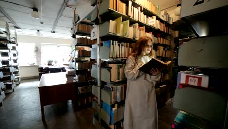 Mujer-lee-un-libro-en-una-librería.