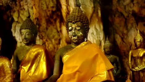Goldene-Buddha-Statuen-im-Tiger-Cave-Tempel-Wat-Tham-Sua,-Provinz-Kanchanaburi,-Thailand