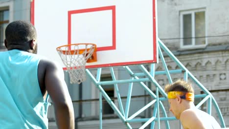 Gemischtrassig-Streetball-Teams-kämpfen-um-den-Sieg-im-Turnier,-Zeitlupe