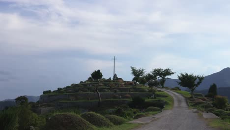 Das-Kreuz-und-die-Statue-der-Jungfrau-Maria-am-Friedhof-in-Asien