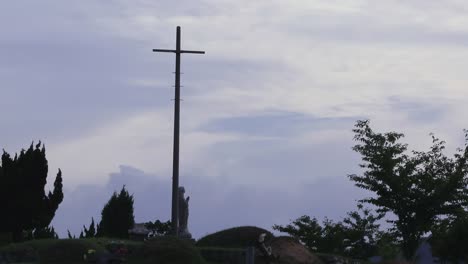 Das-Kreuz-und-die-Statue-der-Jungfrau-Maria-am-Friedhof-in-Asien