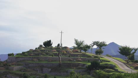 La-Cruz-y-la-estatua-de-la-Virgen-María-en-el-cementerio-en-asia