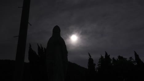 Die-Jungfrau-Maria-am-Friedhof-mit-dem-Mond-im-Silhouette-Szene