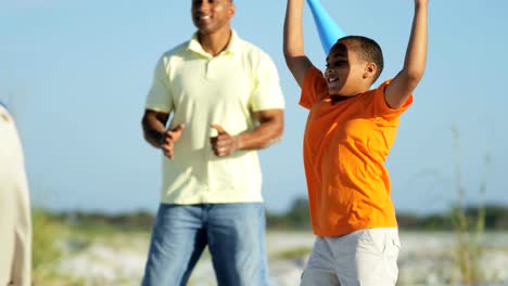 Gesunde-afroamerikanische-Familie-Baseball-zu-spielen,-am-Strand