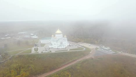 Aerial-View-von-Kirche-und-Wahrzeichen-der-Stadt,-goldene-gelbe-Kuppeln-auf-outdoor-am-Herbst-Saison.-Clip.-Draufsicht-auf-Kirche-im-Herbst