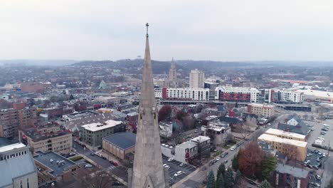 Vista-aérea-órbita-lenta-del-campanario-de-la-iglesia-en-el-día-nublado-de-invierno