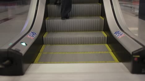 Zwei-Männer-steigen-Sie-die-Treppen-nach-oben