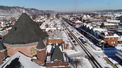 Langsame-Dolly-um-Kirchturm-in-Rust-Belt-Kleinstadt-im-Winter