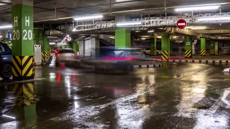 Bewegung-des-Autos-bei-ein--und-Ausfahrt-im-unterirdischen-Einkaufszentrum-Parken-Zeitraffer