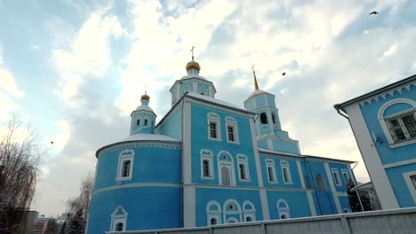 4K.Domes-of-Orthodox-Church-on-background-of-blue-sky.-Smolensk-Cathedral,-Belgorod,-Russia