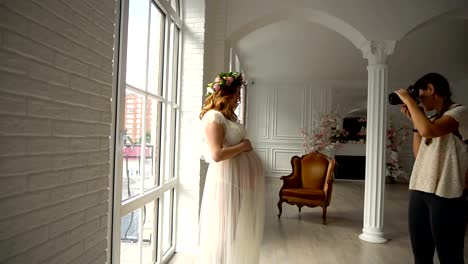 backstage-with-photo-shoot-for-a-young-pregnant-woman