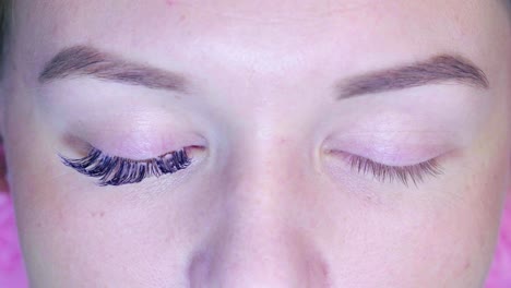 Master-in-einem-Schönheitssalon-entfernt-die-alten-Wimpern