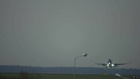 Avión-despegando-en-la-pista-del-aeropuerto