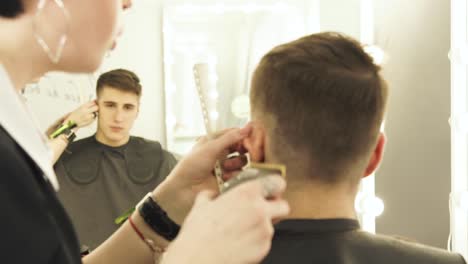 Haircutter-haciendo-el-pelo-hombre-corte-con-podadoras-de-pelo-y-peine-en-peluqueria-de-cerca.-Peluquería-haciendo-peinado-profesional-con-máquina-de-afeitar-eléctrica