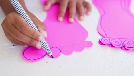 Close-up-kid-hands-using-the-colored-felt-pens-on-paper,-slow-motion-shot-in-50-fps