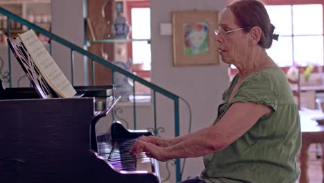 Mujer-tocando-un-piano-en-su-casa