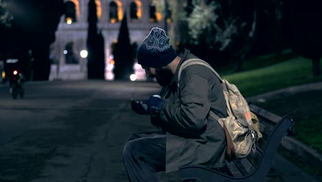 Hogar-sola-sentarse-en-Banco-por-la-noche,-checar-su-limosna