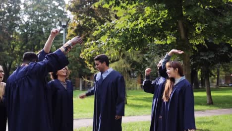 glückliche-Schüler,-die-werfende-Mörtel-bis-Bretter