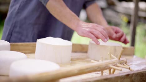 Fabricación-de-queso.-Trabajadores-lácteos-pone-el-queso-en-los-moldes.-Queso-fresco