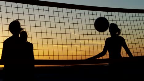 Weibliche-Volleyball-Spieler-spielen-Sie-Volleyball-4k