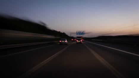 Fahren-auf-einer-Landstraße-in-der-Abenddämmerung