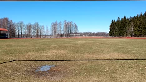 Fliegen-Sie-im-Stadion-Drohne-Trog-Fußball-Tor-im-zeitigen-Frühjahr,-Luftbild