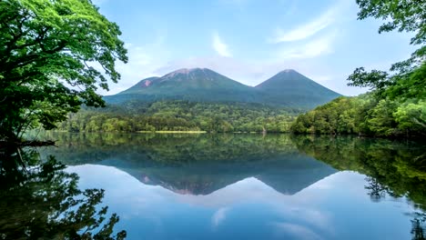 Lago-Onneto,-el-Parque-Nacional-Akan,-Hokkaido,-Japón.