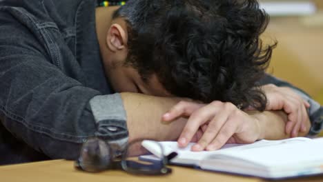 Estudiante-masculino-agotada-durmiendo-en-Conferencia