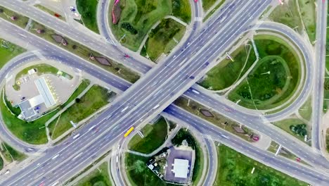 Estática-vertical-descendente-vista-aérea-de-tráfico-en-el-intercambio-de-la-autopista-por-la-noche.-Fondo-de-timelapse