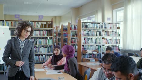 Mujer-migrante-de-enseñanza-en-la-escuela