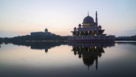 4k-sunrise-at-Putra-Mosque,-Putrajaya.