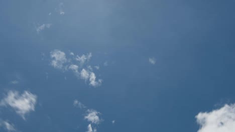 Nubes-y-lapso-de-tiempo-de-luz-del-sol,-vista-de-ángulo-bajo.