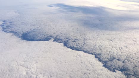 Flug-über-den-Wolken-in-4k