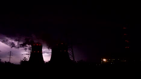 Nacht-Blitze-in-der-industriellen-Landschaft-Seamless-Loop