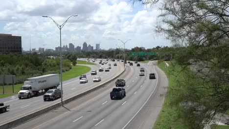 Lapso-de-tiempo-de-los-coches-en-la-autopista-yendo-y-viniendo-del-centro-de-la-ciudad-de-San-Antonio-de-2018