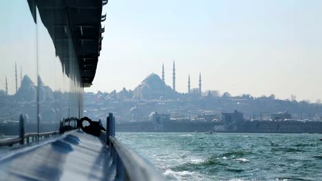 Ansicht-von-Sultan-Ahmed-Mosque-von-touristischen-Cruiser,-Spiegelbild-der-Landschaft-auf-Boot