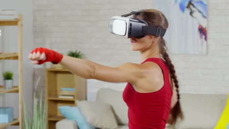 Frau-in-der-VR-Brille-praktizierender-Schattenboxen