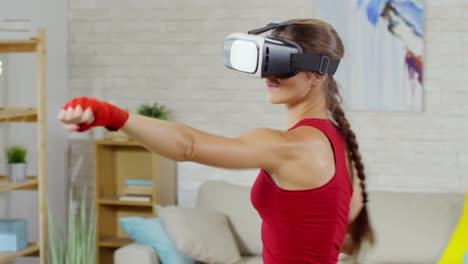 Gafas-de-mujer-en-VR-Shadowboxing-practicante