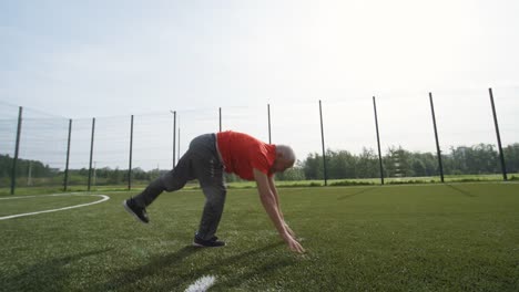 Ältere-Menschen-darstellenden-Handstand-im-freien