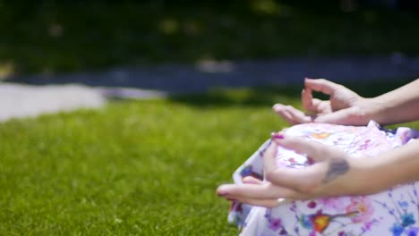 Pose-de-meditación-clásica,-gyan-mudra-gesto-de-la-mano-de-sabiduría-para-meditar,-Parque-de-la-mujer