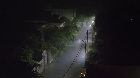 Fuertes-lluvias-en-la-calle-durante-la-noche