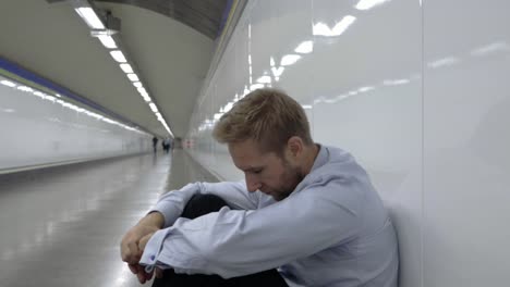 Verzweifelte-traurige-Jungunternehmer-emotionalen-Schmerz-Trauer-und-Tiefe-Depression-allein-sitzen-in-Tunnel-u-Bahn-Stress-Lebensstil-Arbeit-Probleme-scheitern-Arbeitslosigkeit-psychische-Gesundheit-und-Depressionen-leiden.