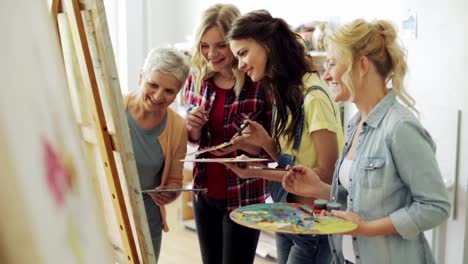 mujeres-con-cepillos-de-pintura-en-la-escuela-de-arte